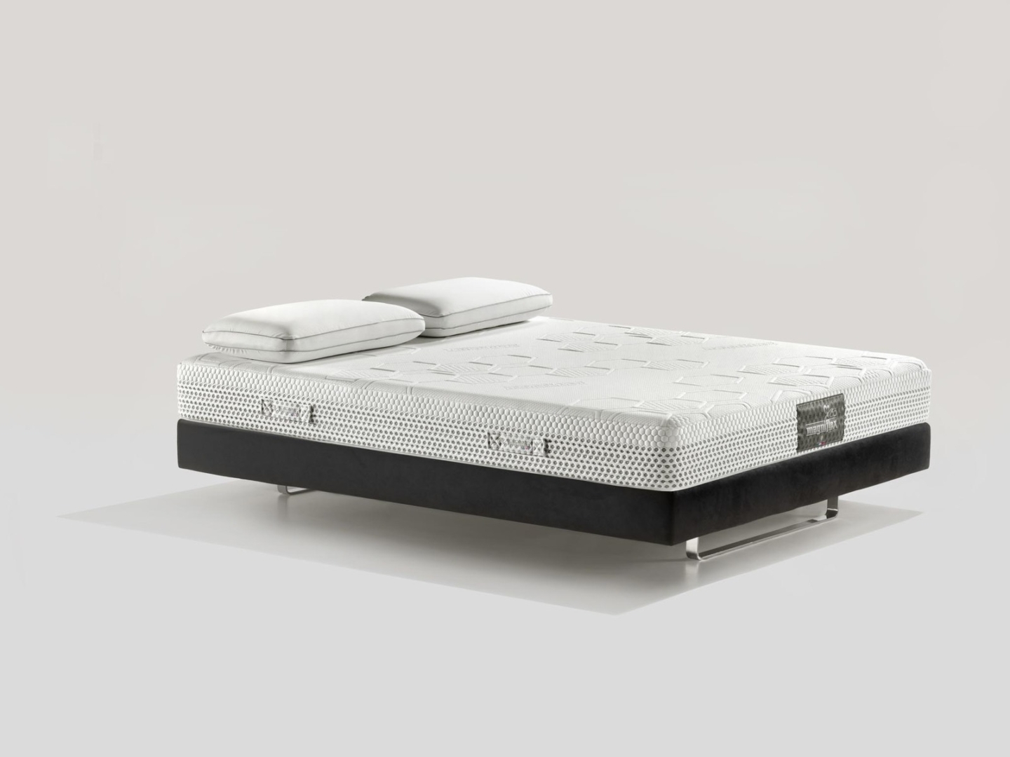 MASSAGGIO-COMFORT-PLUS-3_4-CON-CUSCINI Užijte si DNY MARIANNE se slevou 15 % na polštáře a matrace Magniflex!